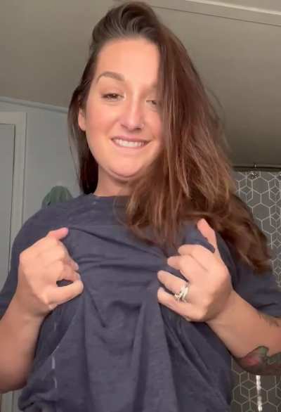 Late night 🌙 titty drop 😘