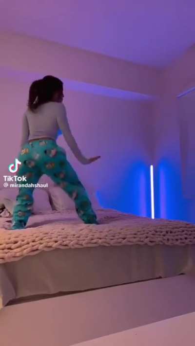 @mira<wbr>ndahm<wbr>arie. She got a nice ass too