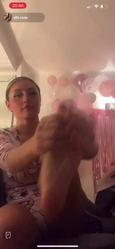 goddess_ellarose - OMG this wins live of the night - Close up soles and lotion - super sexy