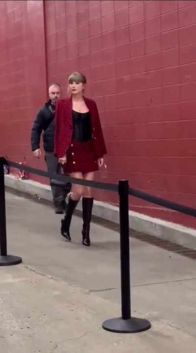 Taylor Swift’s security team asking photographers to stand up so they can’t take an upskirt pic. 