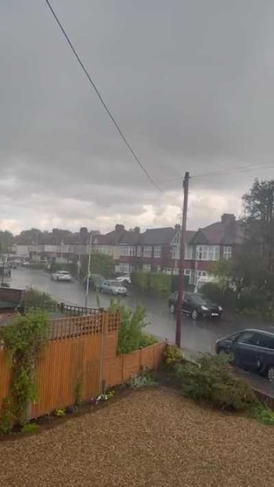 Heavy thunderstorms in England today ⛈