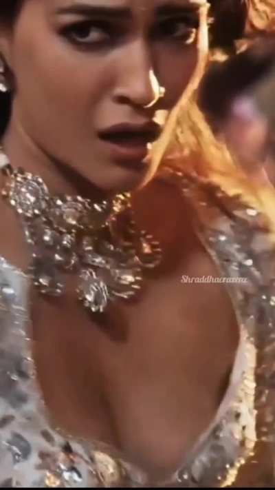 Kriti sanon Boobs