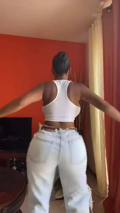 NAH BRO! why can you see her titties bouncing like that from the BACK! 🤯😭😩🥵😍<wbr>🔥