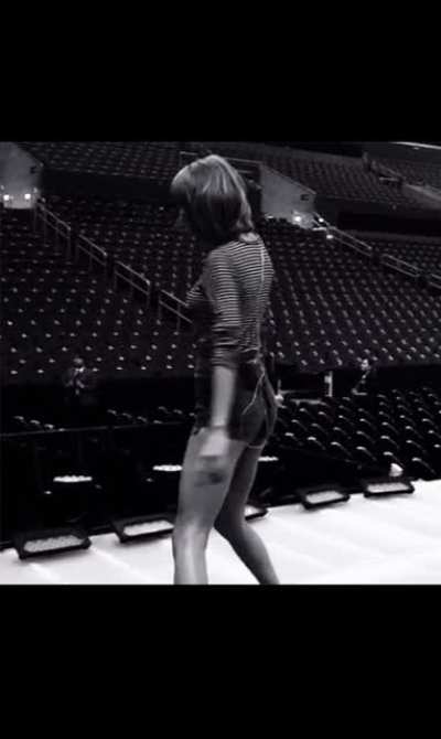 Looks like a booty slap while she's shaking it 🍑🍑