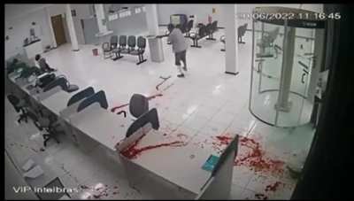 Se que aquí les gusta ver cómo una lacra obtiene su merecido. Esta va para Tarantino xD