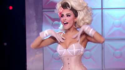 Her best jiggles from drag show(<wbr>Loope<wbr>d&amp<wbr>;Upsc<wbr>aled)