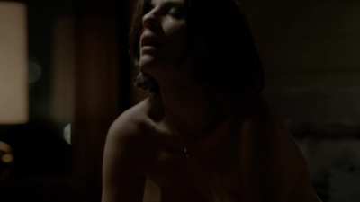 Another scene from Rafaela Mandelli showing her great nude body in HBO Brazil series O Negócio S01E02 (2013)