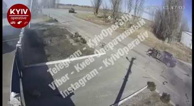 Russian tank appears out of nowhere and downs a fleeing ukrainian civilian car