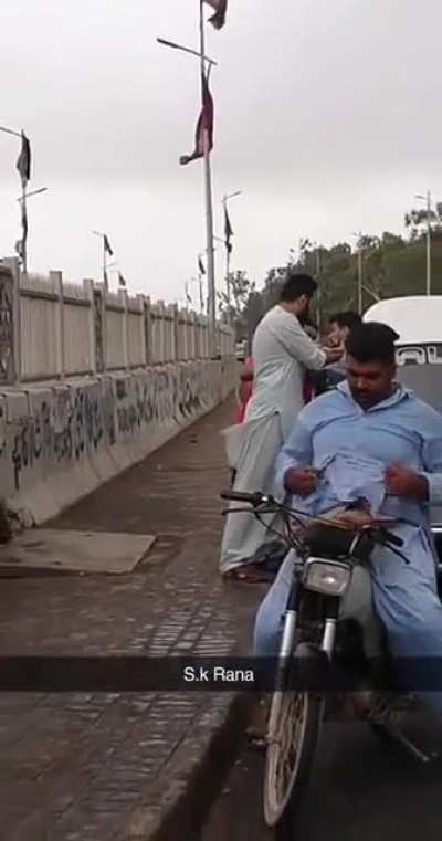 Guy pulls out a cock during road rage in Pakistan