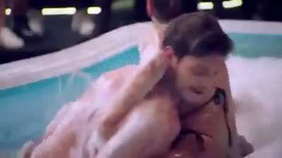 Оператор знает, что снимать (взято с Beautiful Brazilian Model Pool Fight на YouTube)