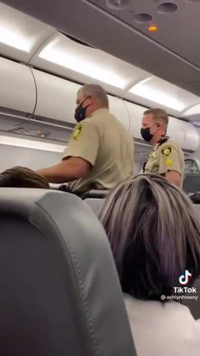 Woman refuses to put phone on airplane mode which forces everyone to get off the plane