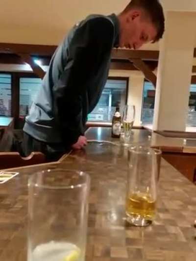 Drunk dude pissin‘ over a bar