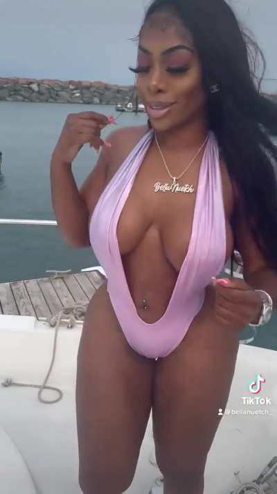  Bad bitch @real<wbr>bella<wbr>nuetc<wbr>h
