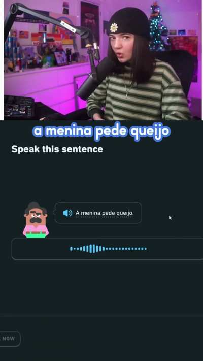 A menina pede queijo. 😓