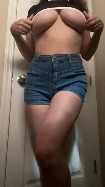 just dropped my onlyfans price to $9.69 come join me <3  