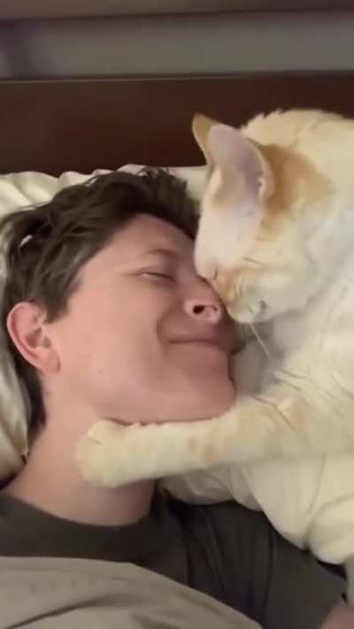 You must let her give you kisses 😻🥰