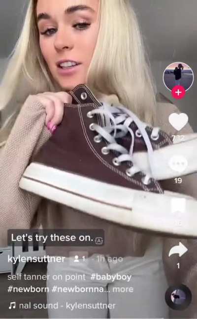 Momfluencer calls her baby an “accessory” to her outfit. 🤦🏻‍♀️