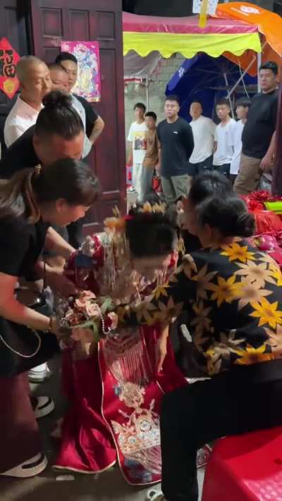 女生出嫁连<wbr>喊三声：爸<wbr>爸，我出嫁<wbr>嘞！！最后<wbr>看到墙上的<wbr>照片瞬间泪<wbr>奔