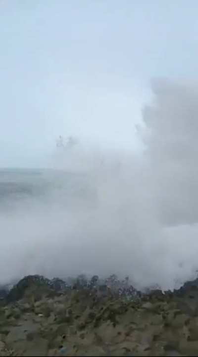 Jagged rocks + Rough waves = Not safe????