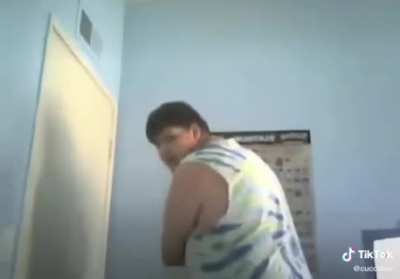 Illojuan cuando su madre entra a su habitación en el Stream