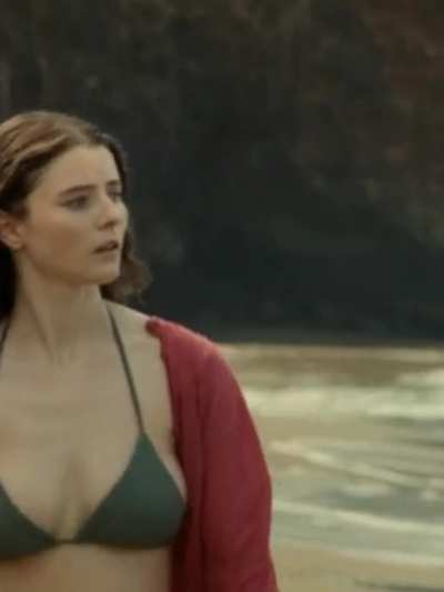 Thomasin McKenzie, bikini