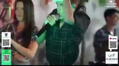Do nada apareço na balada.