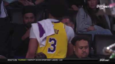 [Highlight] AD daps up Rob Pelinka after the game