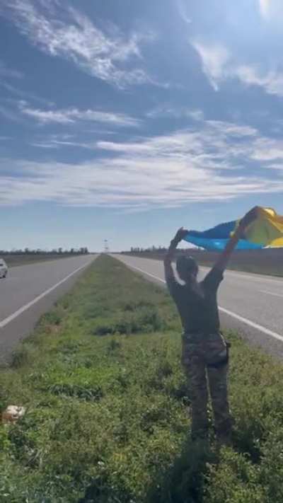 Low-flying Ukrainian jets greeted by the flag