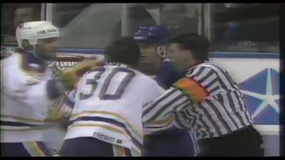 Vintage: Rogue hockey fan tries to fight NHL players during ice-wide player fight
