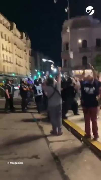 La policía de la ciudad activó el protocolo anti piquetes en el congreso
