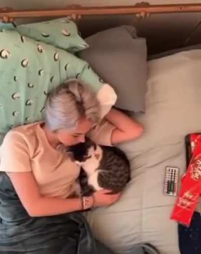 Lady makes a time lapse of herself quarantining with her cat