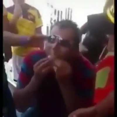 O cara coloco o pinto na boca 😳