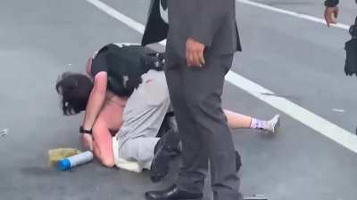 Secret Service TAKEDOWN of protestor during ⁦ POTUS ⁩ motorcade