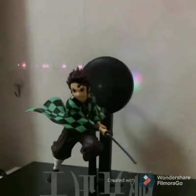 This Demon Slayer figure has an animating background