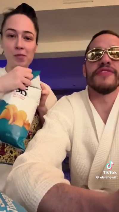 Pete Davidson & Elsie Hewitt taste testing chips