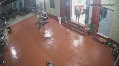 Insane fight in what appears to be a museum