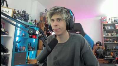 Cuando vas a casa de tu amig@ a jugar vídeojuegos y comienzan a pegarle..