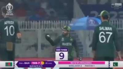 Shaheen appealing for caught behind, Rizwan asking the batter ‘bat laga hai ya pad’ (T: 'The ball hit the bat or pad'). The batter says “pad”, rizwan tells shaheen 'pad laga hai review rehne de' (T: 'It was on pad so don't take review')