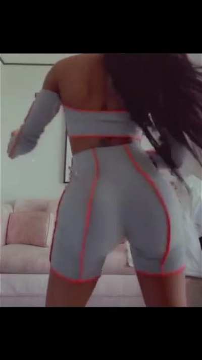 Her shit fat asf