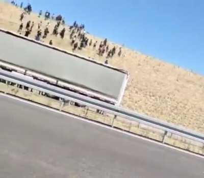 Ankara-Niğde otobanından insan kaçak<wbr>çılığ<wbr>ı- pardon mülteci görüntüsü. Ülke elden gidiyor anasını satıyım. Adamlar resmen hükümet denetimi altında mülteci kaçak<wbr>çılığ<wbr>ı yapıyor.