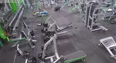 Guy “trips” and “drops” weight on innocent gymgoer