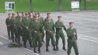 El bello canto de un ejército es una de las cosas por las que pago el internet