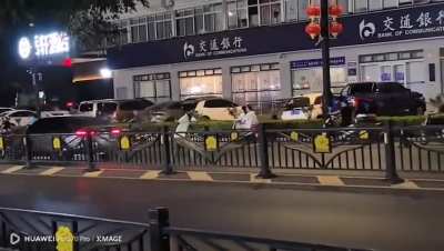 深夜马路上<wbr>，情绪崩溃<wbr>的外卖小哥