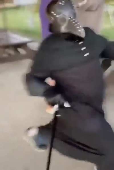 Agiota indo cobrar dívida na pandemia de peste de 2022