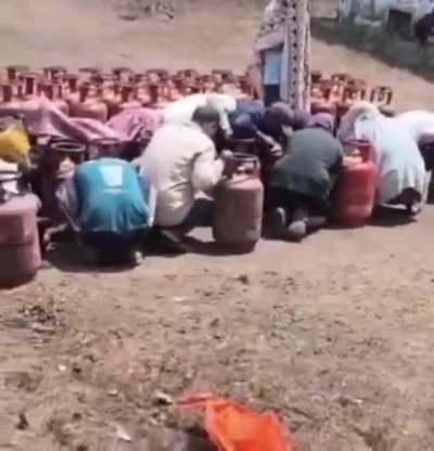 गैस सिलेंडर के लिए लाईन में लगे लोगों पर मधुमक्खियों ने किया हमला!