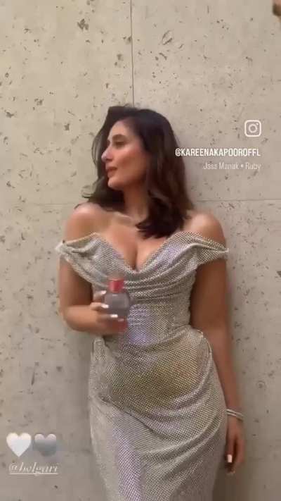 Kareena Kapoor cleav<wbr>age..<wbr>.wort<wbr>h dying for🤪😍<wbr>😋