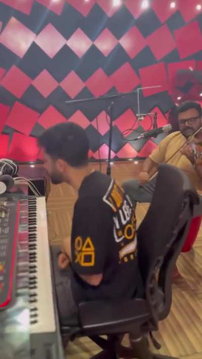 Anirudh Vibing to Vidamuyarchi Theme!