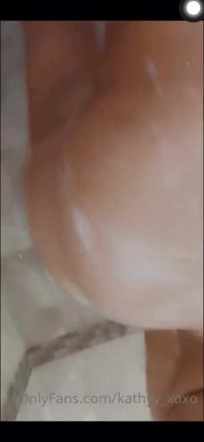 clapping her ass in tha shower
