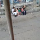 Miembros armados irregulares transitando la zona a plena luz del día y con Niños presentes.