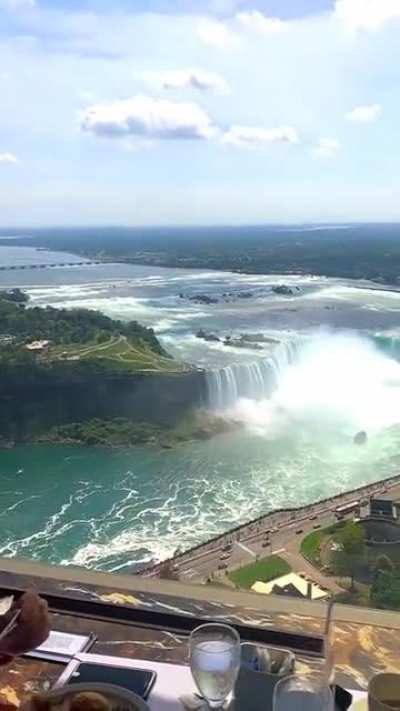 Это ресто<wbr>ранчи<wbr>к в Skylon Tower на Канад<wbr>ской стороне Ниага<wbr>рског<wbr>о водоп<wbr>ада. Сам водопад распо<wbr>ложен в США, но видно его краси<wbr>вее из Канады. Ну вот и они и постр<wbr>оили на своей стороне шпильку для турис<wbr>тов, а на вершине — ресто<wbr>ранчи<wbr>к, специ<wbr>ально для этих целей.